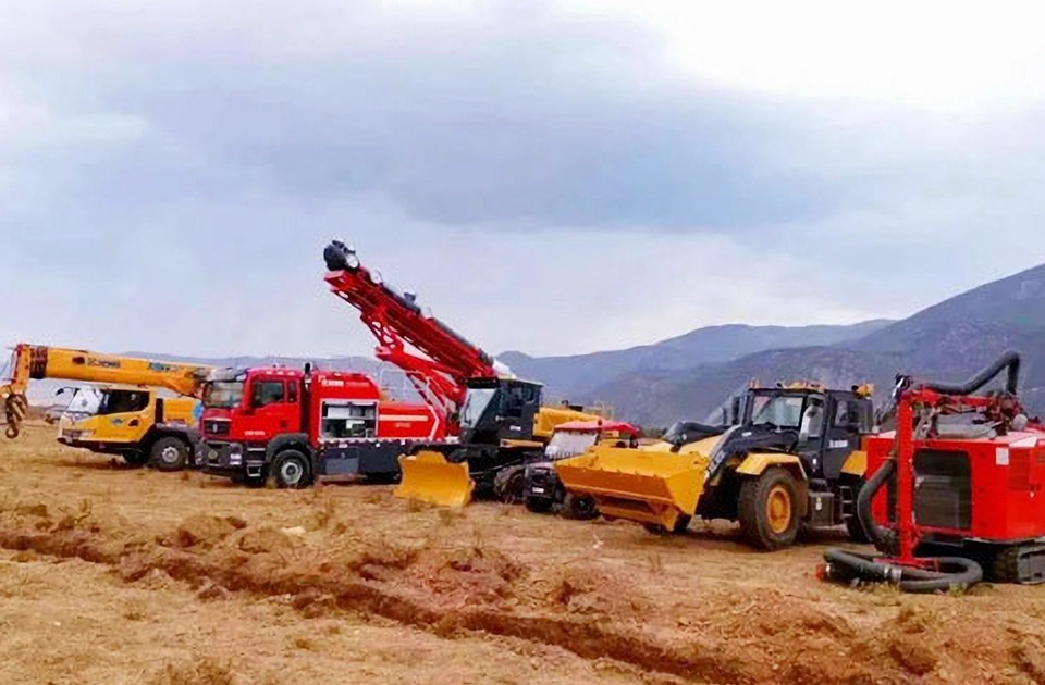 徐工參與空地聯(lián)合營救滅火、“孤島”救援、堰塞湖險(xiǎn)情處置等實(shí)戰(zhàn)演練。