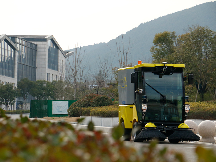 徐工無人駕駛掃路機在徐州珠山藝術(shù)街區(qū)作業(yè)