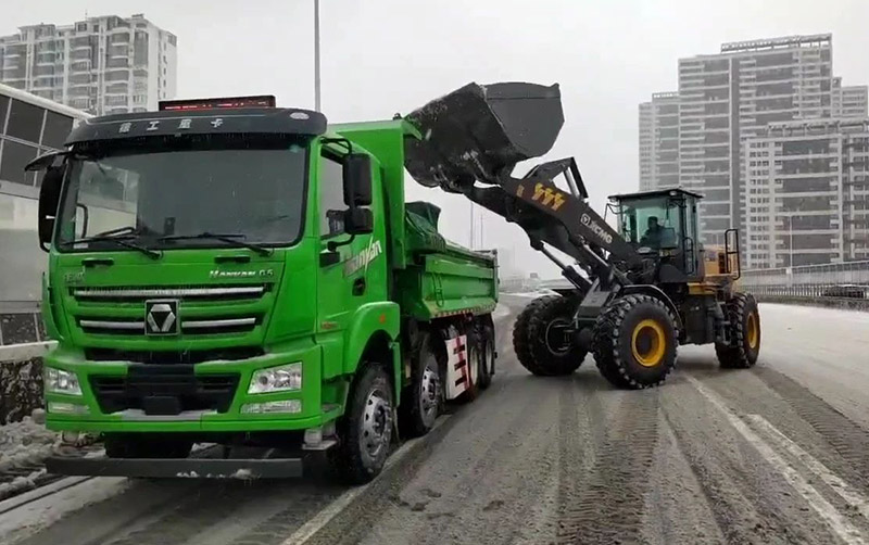 除雪保暢通，徐工汽車在行動